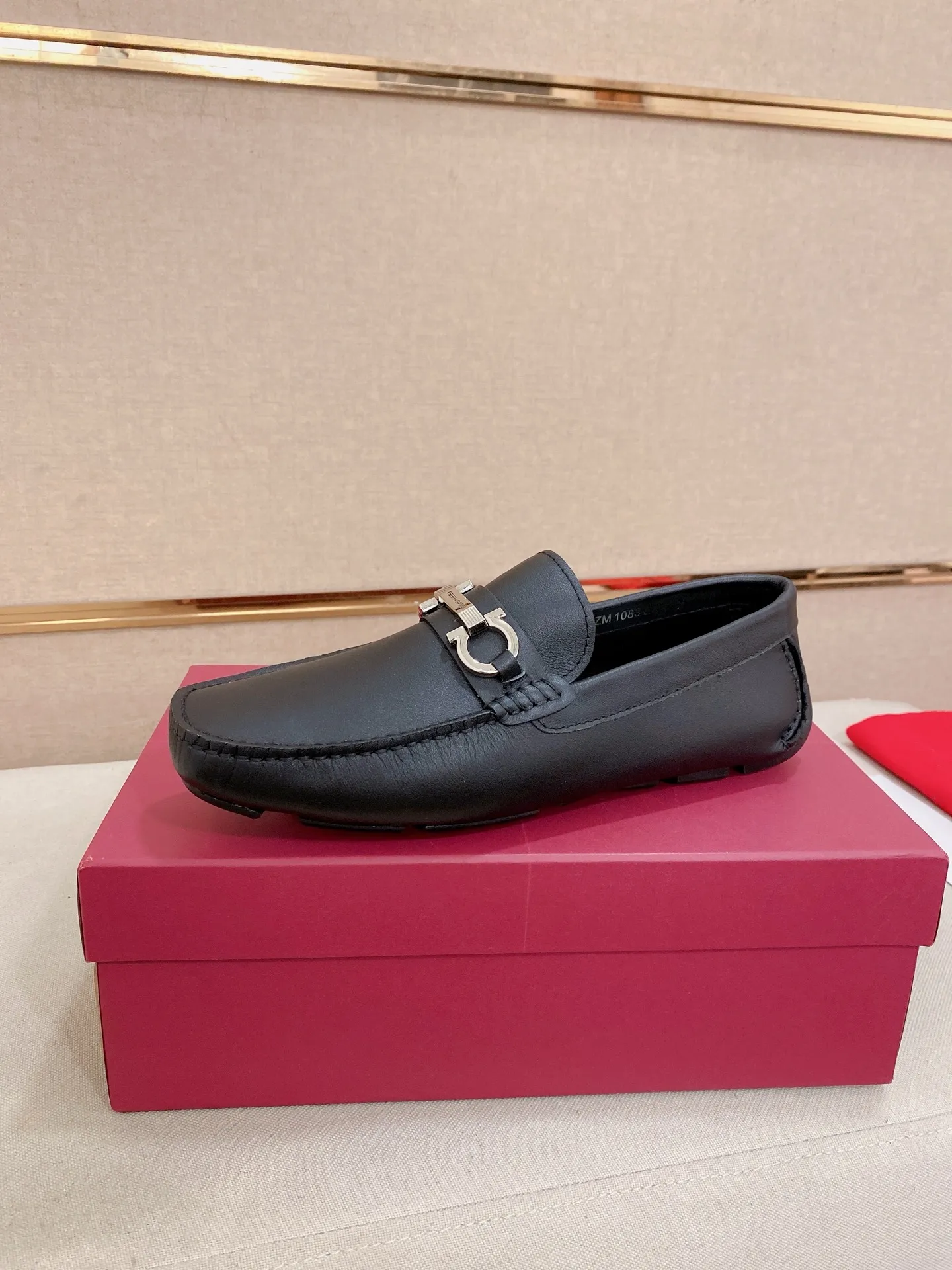 Men's shoes💰: 540💰High-end quality! Ferragamo🆕🆕Exclusive hot-selling products in stock🔥🔥New products on the shelves, high-quality Ferragamo men's pea shoes, high-end casual driving shoes, with complete packaging! 💪 💪 Material: imported first-layer pebbled cowhide 🐂 + imported high-quality water-dyed cowhide lining + wear-resistant outsole 👍🏻👍🏻 Features: high-end and comfortable, purely handmade 🚀 🚀 Create the perfect shoe that suits you best 🔥 🔥 Size: (38-44) 45 standard size can be customized!